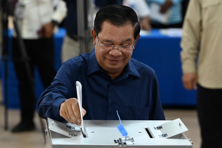 Thủ tướng Hun Sen đi bỏ phiếu ngày 23-7 - Ảnh: AFP