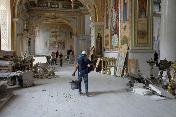 Bên trong một nhà thờ tại Odessa, nơi Ukraine tố Nga tấn công ngày 23-7 - Ảnh: REUTERS