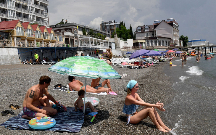 Crimea vẫn là một điểm nghỉ mát phổ biến với người Nga - Ảnh: AFP