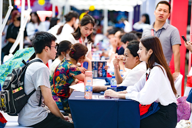 Sáng 22-7, nhiều phụ huynh và học sinh tham gia Ngày hội lựa chọn nguyện vọng xét tuyển đại học 2023 do báo Tuổi Trẻ tổ chức tại Hà Nội - Ảnh: NAM TRẦN