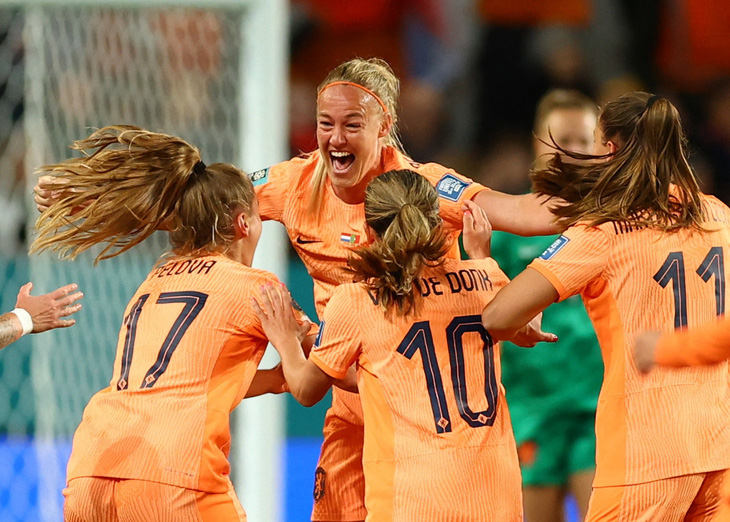 Trung vệ Van Der Gragt ăn mừng bàn thắng cho tuyển nữ Hà Lan - Ảnh: REUTERS