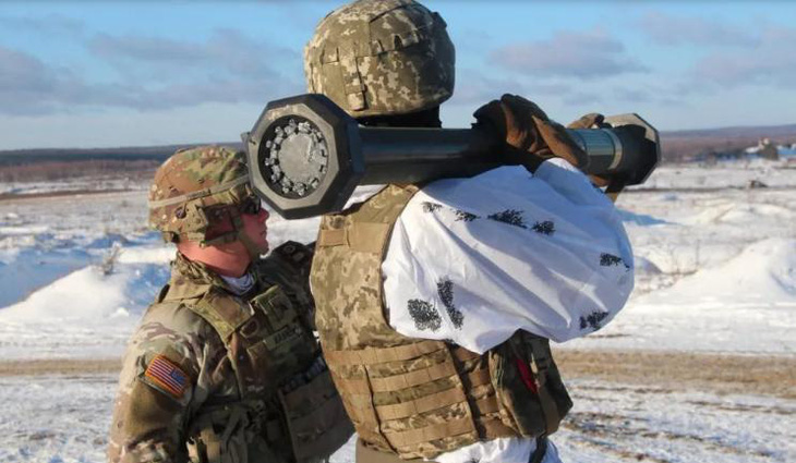 Quân đội Mỹ huấn luyện quân nhân Ukraine cách vận hành bệ phóng tên lửa M141 tại trường bắn ở Lviv - Ảnh: REUTERS