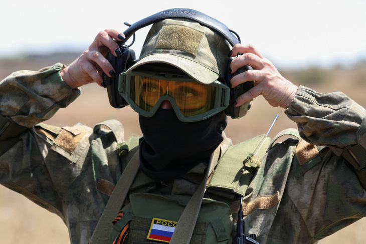 Một thành viên của đơn vị nữ binh sĩ bảo vệ lãnh thổ của Nga tập luyện tại Crimea - Ảnh: REUTERS