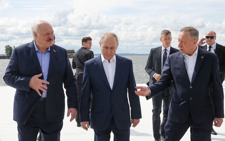 Tổng thống Belarus Alexander Lukashenko (bìa trái), Tổng thống Nga Vladimir Putin, và Thống đốc Saint Petersburg Alexander Beglov đi cùng nhau sau khi tham quan Bảo tàng Vinh quang Hải quân ở Kronstadt, gần thành phố Saint Petersburg, Nga hôm 23-7 - Ảnh: SPUTNIK