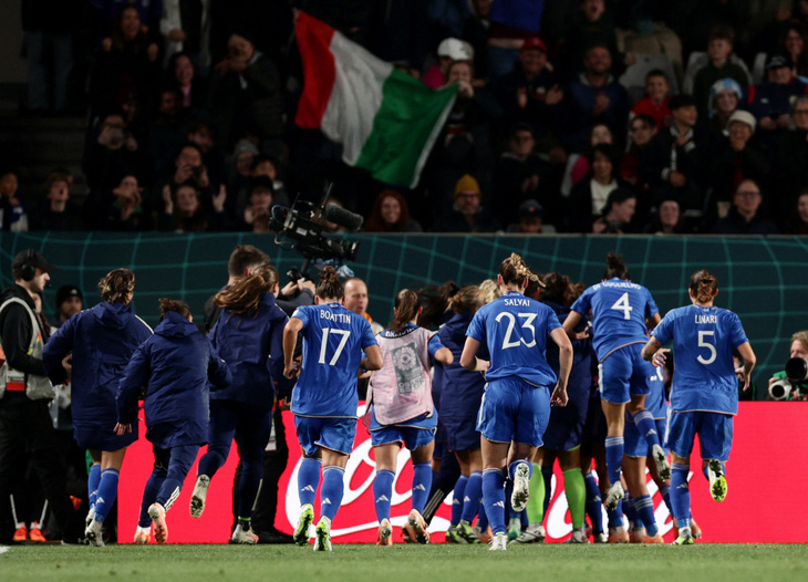 Niềm vui của các cầu thủ Ý sau khi ghi bàn vào lưới Argentina - Ảnh: REUTERS