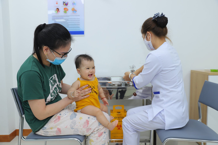 Việc tiêm vắc xin phòng bệnh cho trẻ em là trách nhiệm của các bậc ông bà, bố mẹ, vì tương lai con em chúng ta