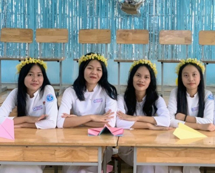 Nguyễn Thị Ngọc Ánh (bìa trái) cùng bạn học Trường THPT Lý Sơn, Quảng Ngãi - Ảnh: NVCC