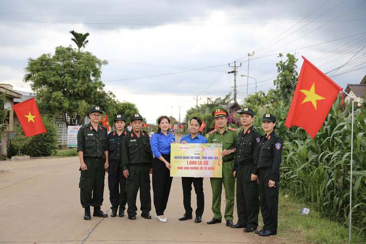 Bộ tư lệnh Cảnh sát cơ động tặng 1.000 lá cờ Tổ quốc cho người dân huyện Cư Kuin, tỉnh Đắk Lắk - Ảnh: NGUYỄN HẰNG