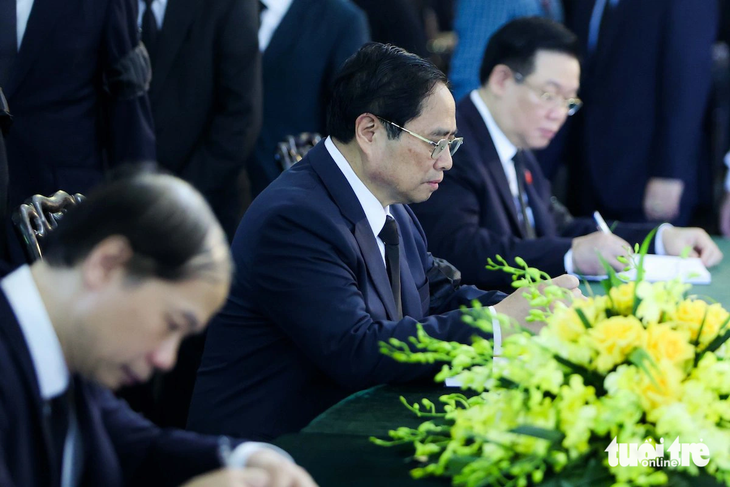 Thủ tướng Phạm Minh Chính, Chủ tịch Quốc hội Vương Đình Huệ và các lãnh đạo ghi sổ tang - Ảnh: NGUYỄN KHÁNH