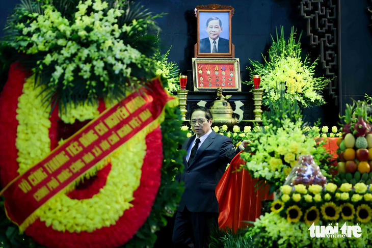 Thủ tướng Phạm Minh Chính viếng cố Phó thủ tướng Nguyễn Khánh - Ảnh: NGUYỄN KHÁNH