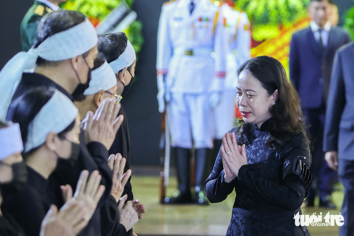 Phó chủ tịch nước Võ Thị Ánh Xuân chia buồn với gia đình cố Phó thủ tướng - Ảnh: NGUYỄN KHÁNH