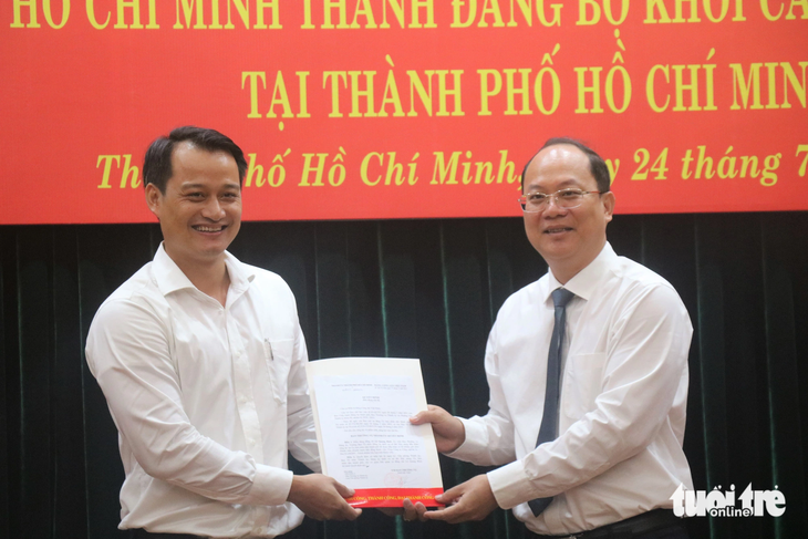 Ông Lê Quang Bình (trái) giữ chức thành viên chuyên trách hội đồng thành viên Tổng công ty Công nghiệp in-bao bì LIKSIN - TNHH MTV - Ảnh: CẨM NƯƠNG