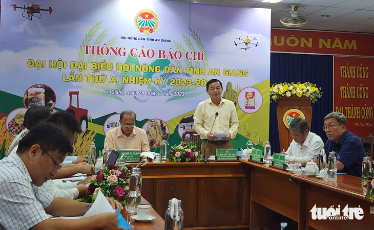 Ông Nguyễn Văn Nhiên - chủ tịch Hội Nông dân tỉnh An Giang - phát biểu tại buổi họp báo - Ảnh: BỬU ĐẤU