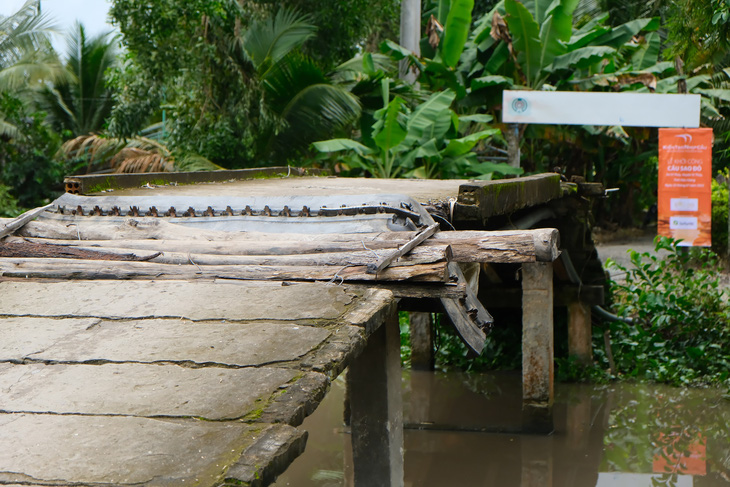 Cầu Ổ Bịp xuống cấp theo thời gian, người dân phải dùng gỗ lót tạm