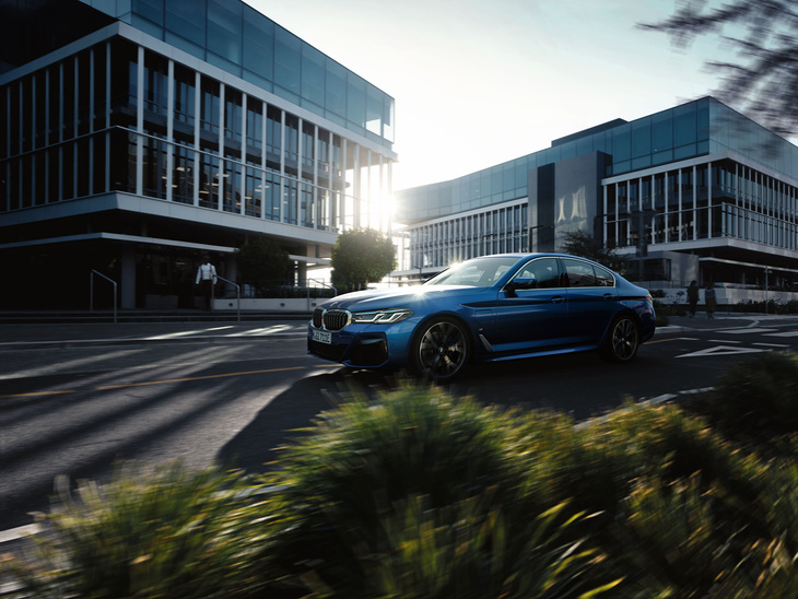 Hình ảnh mẫu xe BMW 530i cũng được ưu đãi giá lên đến 50% phí trước bạ