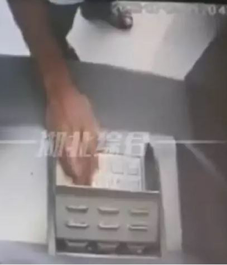Hình ảnh gây án của người đàn ông đã bị CCTV trong ATM ghi lại.
