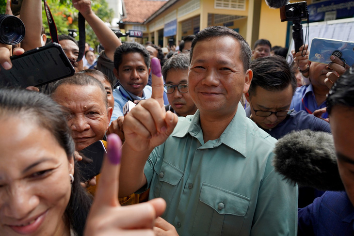 Ông Hun Manet đi bỏ phiếu ở thủ đô Phnom Penh, Campuchia, sáng 23-7 - Ảnh: REUTERS