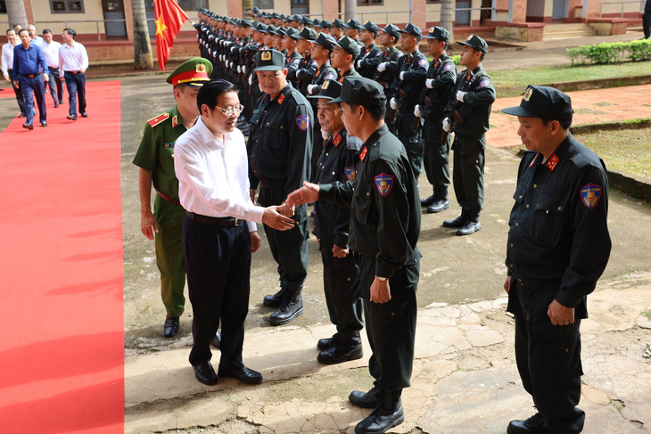 Ông Phan Đình Trạc - ủy viên Bộ Chính trị, bí thư Trung ương Đảng, trưởng Ban Nội chính Trung ương - tới thăm Trung đoàn Cảnh sát cơ động Tây Nguyên - Ảnh: NGUYỄN HẰNG