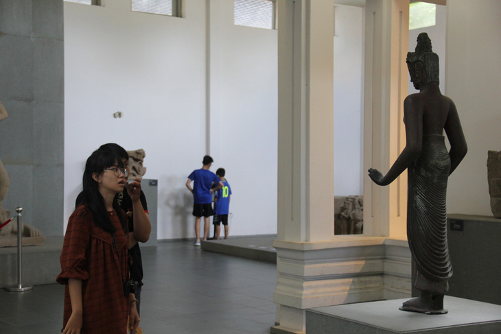 Phiên bản 1:1 tượng Bồ tát Tara được chuyên gia Úc phục dựng trưng bày tại Bảo tàng Điêu khắc Chăm Đà Nẵng hiện nay - Ảnh: TRƯỜNG TRUNG