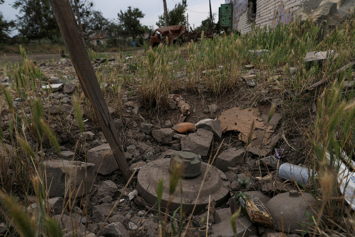 Mìn chống tăng ở làng Neskuchne, vùng Donetsk, Ukraine, ngày 8-7 - Ảnh: REUTERS