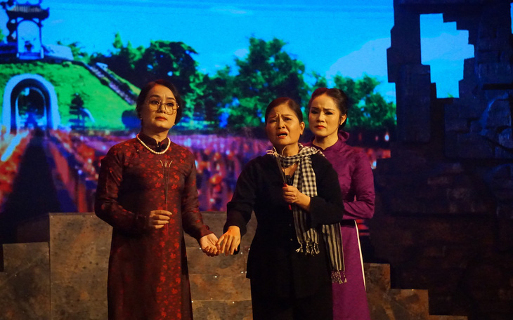 'Mưa đỏ' của nhà văn Chu Lai lên sân khấu chèo, khán giả khóc khi xem