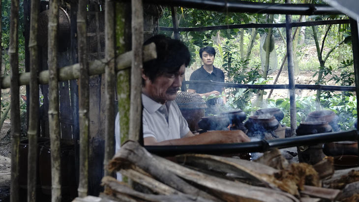 Nghệ sĩ Công Ninh vào vai người cha nuôi con bằng nghề kho cá bống - Ảnh: ĐPCC