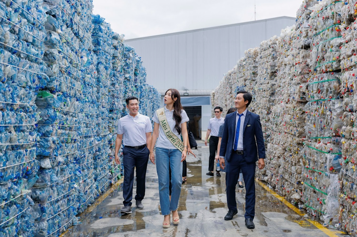 Hoa hậu Mina Sue Choi và Thạch Thu Thảo thích thú khi được trực tiếp xem qua quy trình tái chế các sản phẩm.