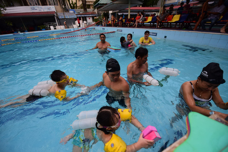 Bơi lội cũng là một trong các môn thể thao phù hợp với người thừa cân - Ảnh: QUANG ĐỊNH