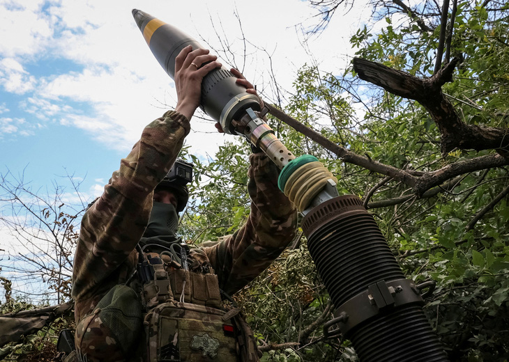 Binh sĩ Ukraine chuẩn bị súng cối ở gần thành phố Bakhmut, vùng Donetsk, ngày 13-7 - Ảnh: REUTERS