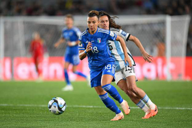 Pha tranh bóng ở trận tuyển nữ Ý (áo xanh) với Argentina tại Eden Park - Ảnh: Getty Images