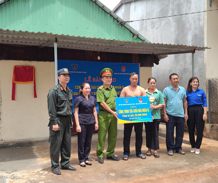 Trung đoàn Cảnh sát cơ động Tây Nguyên trao tặng công trình sửa chữa nhà nhân ái cho người dân - Ảnh: NGUYỄN HẰNG