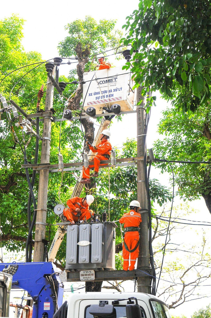 Công nhân điện lực Thừa Thiên Huế (thuộc EVNCPC) đang tiến hành sửa chữa lưới điện trên địa bàn - Ảnh: EVNCPC