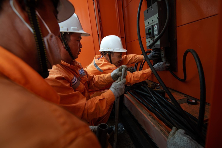 Công nhân điện lực thuộc EVNCPC đang tiến hành sửa chữa lưới điện - Ảnh: EVNCPC