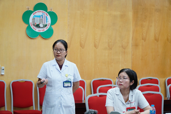 Bác sĩ Bùi Nguyễn Hồng Bảo Ngọc (bên trái), Viện Sức khỏe tâm thần, chia sẻ với báo chí về tình trạng nghiện Internet, game - Ảnh: NGUYỄN HIỀN