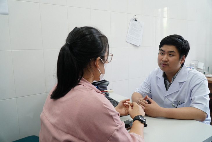 BS Nguyễn Thành Long, Viện Sức khỏe tâm thần, tư vấn cho bệnh nhân - Ảnh: NGUYỄN HIỀN