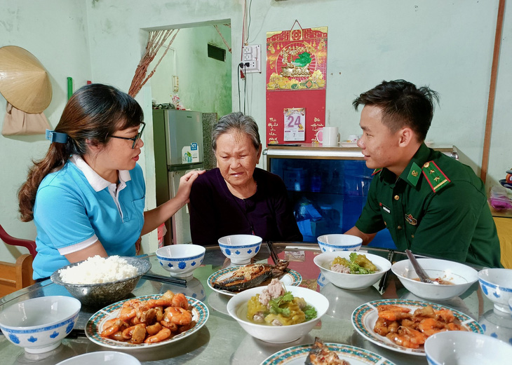 Bà Lê Thị Bốn xúc động khi được cán bộ, chiến sĩ và thành viên Hội phụ nữ nấu &quot;Bữa cơm tri ân&quot; - Ảnh: MINH CHIẾN