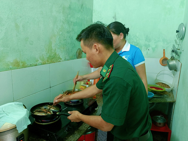 Gian bếp nhà bà Bốn đầy tiếng cười khi thành viên trong đoàn đến trực tiếp nấu bữa cơm - Ảnh: MINH CHIẾN
