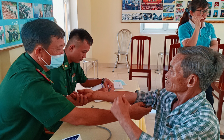 Bộ đội biên phòng tỉnh Bình Định khám chữa bệnh cho người nghèo - Ảnh: MINH CHIẾN