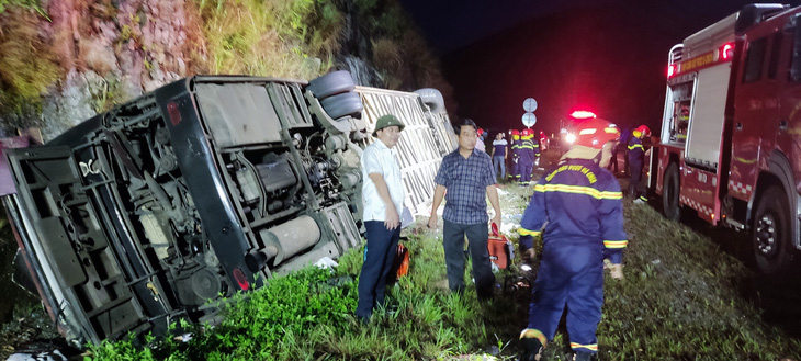 Hiện trường vụ xe khách lật nhào trên cao tốc La Sơn - Túy Loan - Ảnh: NGUYỄN KHÁNH