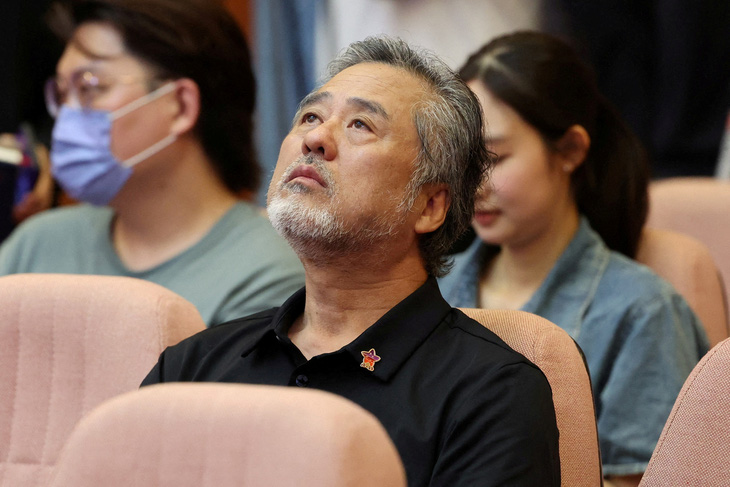 Cảm xúc của người nhà nạn nhân trước khi Tòa án Hiến pháp Hàn Quốc ra phán quyết - Ảnh: REUTERS