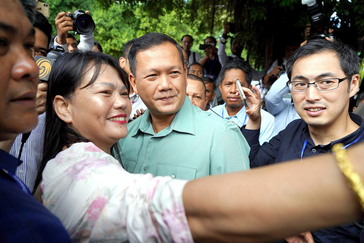 Ông Hun Manet chụp hình với người dân tại một điểm bầu cử trong ngày 23-7 - Ảnh: AFP