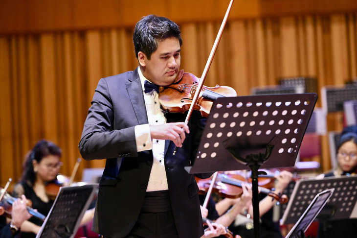 Nghệ sĩ violon Bùi Công Duy cùng nhiều nghệ sĩ nhạc thính phòng, nhạc truyền thống và nhạc nhẹ lưu diễn tháp tùng Chủ tịch nước tại Áo và Ý - Ảnh: NVCC