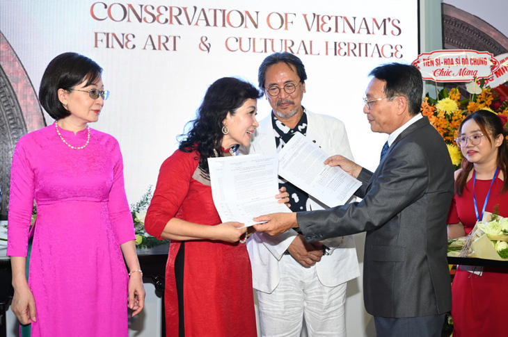 Bà Nguyễn Kim Phiến nhận quyết định thành lập Trung tâm UNESCO Bảo tồn di sản mỹ thuật văn hóa Việt Nam - Ảnh: BTC