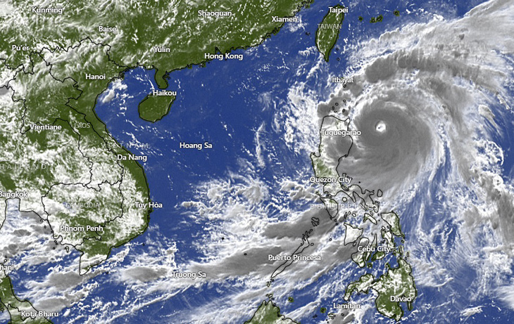 Bản đồ mây vệ tinh bão Doksuri sáng 25-7 - Ảnh: WINDY