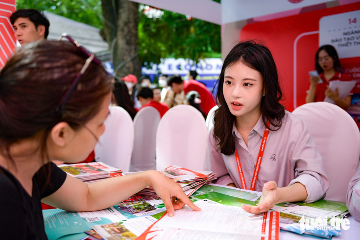 Học sinh tham gia Ngày hội lựa chọn nguyện vọng xét tuyển đại học 2023 do báo Tuổi Trẻ tổ chức tại Hà Nội - Ảnh: NAM TRẦN