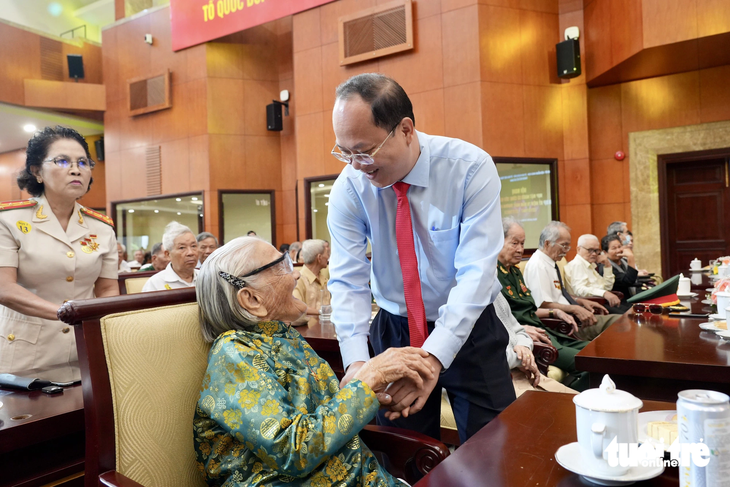 Phó bí thư Thành ủy TP.HCM Nguyễn Hồ Hải thăm hỏi, trò chuyện cùng mẹ Việt Nam anh hùng - Ảnh: HỮU HẠNH