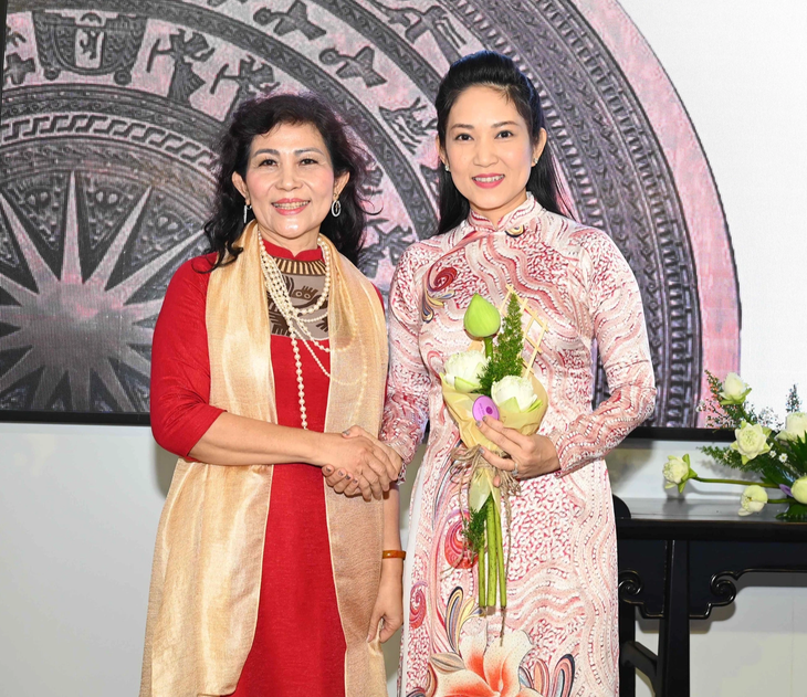 Bà Nguyễn Thị Thanh Thúy (bìa phải) - phó giám đốc Sở Văn hóa và Thể thao TP.HCM - tham dự chúc mừng thành lập trung tâm - Ảnh: BTC