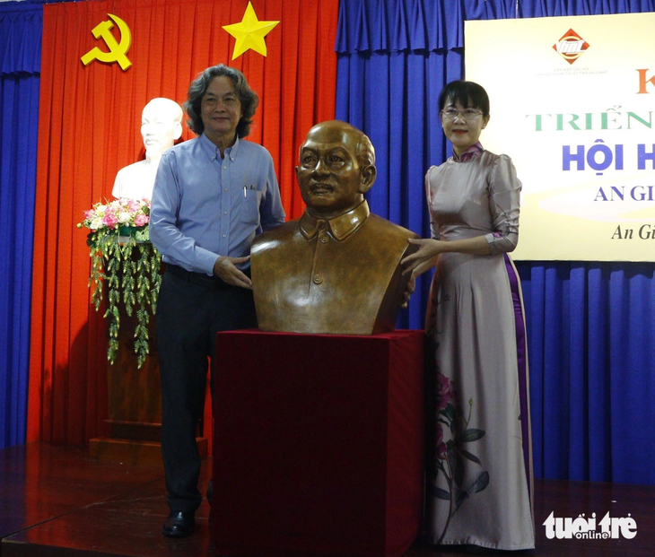 Nhà giáo nhân dân, nhà điêu khắc, GS.TS Đỗ Xuân Tiên (trái) tặng tượng điêu khắc chân dung Chủ tịch Tôn Đức Thắng cho Bảo tàng An Giang - Ảnh: TỐNG DOANH