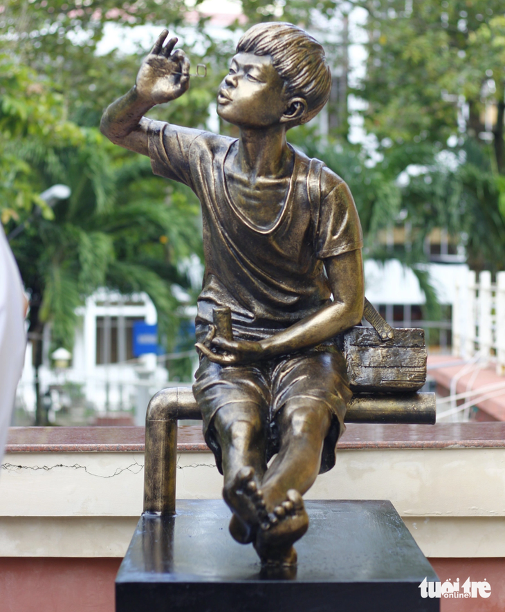 Tác phẩm điêu khắc bằng chất liệu tổng hợp và đá chủ đề “Tuổi thơ”, “Đến trường” được trưng bày tại Bảo tàng An Giang - Ảnh: TỐNG DOANH