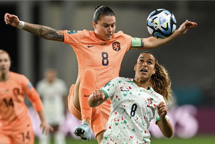 Bồ Đào Nha (phải) trong trận đấu với Hà Lan - Ảnh: GETTY IMAGES